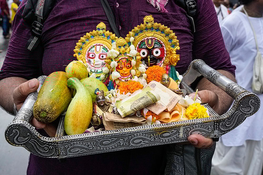 | Photo: AP/Bikas Das : Annual Ratha Yatra procession in Kolkata